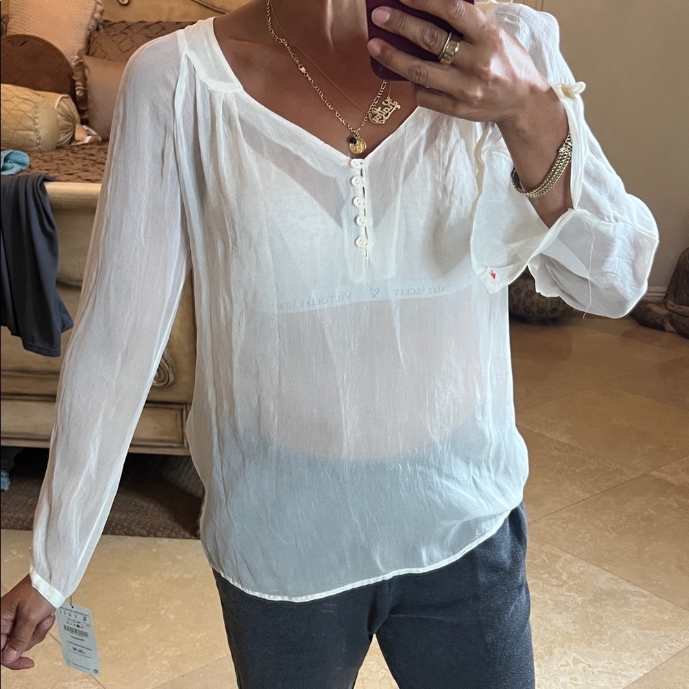 💕NWT Elegant White Women's Top💕